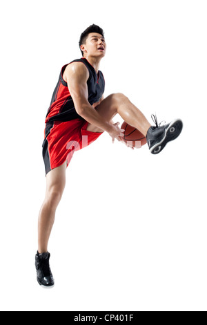 L'uomo jumping facendo basket trucchi Foto Stock