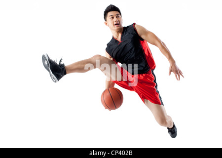 L'uomo jumping facendo basket trucchi Foto Stock