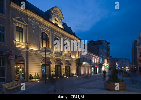 Bulgaria - Plovdiv. Edifici lungo la strada denominata dopo il principe Alexander, principe di Bulgaria. Notte Foto Stock