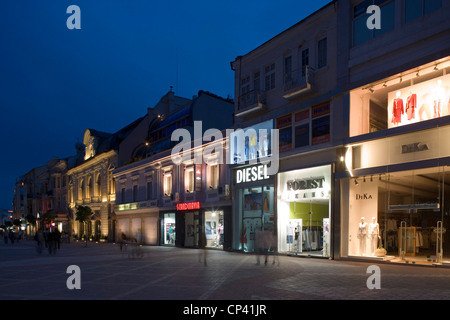 Bulgaria - Plovdiv. Edifici lungo la strada denominata dopo il principe Alessandro I, principe di Bulgaria. Notte Foto Stock