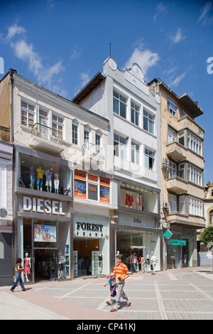 Bulgaria - Plovdiv. Edifici lungo la strada denominata dopo la morte di Alessandro I, principe di Bulgaria Foto Stock