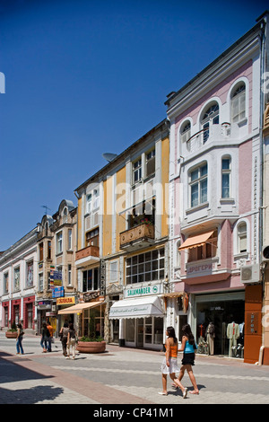 Bulgaria - Plovdiv. Edifici lungo la strada denominata dopo la morte di Alessandro I, principe di Bulgaria Foto Stock