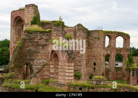 Rovine di antiche terme imperiali, Kaiserthermen, nella città di Treviri, Renania-Palatinato, Germania Foto Stock