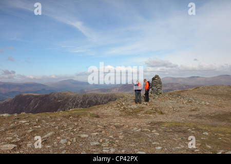 Due escursionisti sul Vertice di Dale Head e la vista su Alta Spy e Maiden Moor verso Blencathra Lake District Cumbria Regno Unito Foto Stock