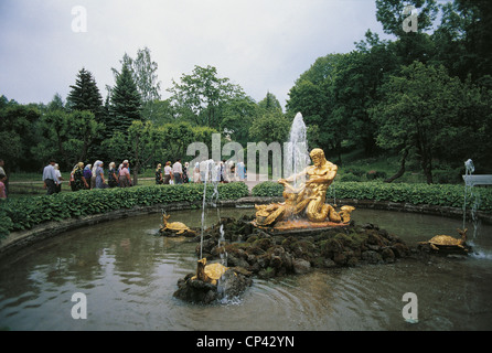 Russia - Superiore a San Pietroburgo, Petrodvorec. La fontana del Tritone Foto Stock