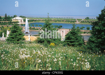 Russia - Superiore a San Pietroburgo, Petrodvorec. La zona occidentale del parco e palazzo Marli (Dvorec Marli, 1720-23) Foto Stock