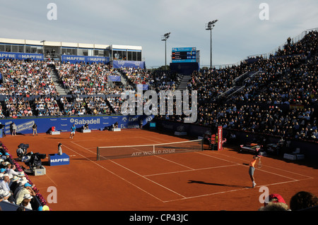 Rafa Nadal che serve durante la finale ATP match contro Ferrer a Barcellona Foto Stock