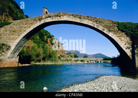 Piemonte - Graian - Valli di Lanzo - Lanzo (A). Ponte del diavolo sul fiume Stura, XIV secolo. Foto Stock