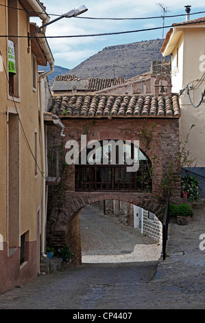 Arco in mattoni di passaggio tra due case per ospitare la Vergine in Cornago La Rioja, Spagna Foto Stock