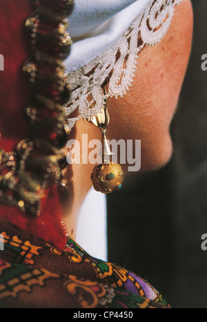 Abruzzo - Pescocostanzo (Aq). Dettaglio di un orecchino di una donna in costume tradizionale. Foto Stock