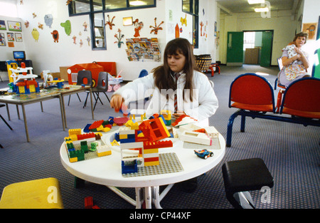 Nhs Hospital - bambini ala sala attesa bambino che gioca con i giocattoli Foto Stock