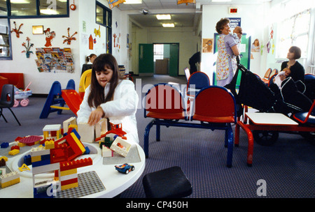 Nhs Hospital - bambini ala sala attesa bambino che gioca con i giocattoli Foto Stock