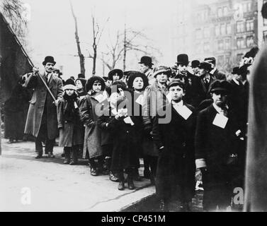 Lawrence sciopero tessile. I percussori da Lawrence, Massachusetts, con bambini, in New York City, 1912 Foto Stock