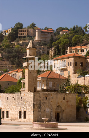 Periodo ottomano città di Deir al-Qamar mostra la fontana e Fakhreddine la moschea, Chouf Montagne, Libano. Foto Stock
