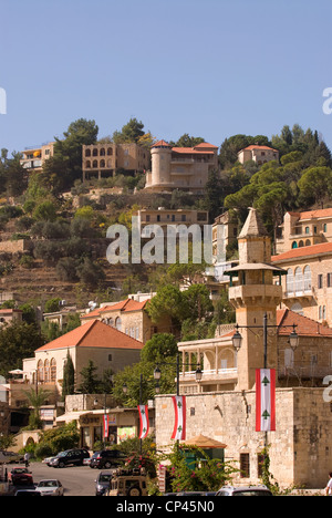 Periodo ottomano città di Deir al-Qamar mostra la fontana e Fakhreddine la moschea, Chouf Montagne, Libano. Foto Stock