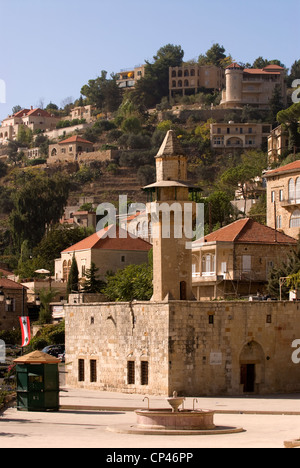 Periodo ottomano città di Deir al-Qamar mostra Fakhreddine moschea della città e fontana, Chouf Montagne, Libano. Foto Stock