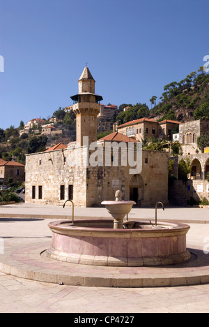 Periodo ottomano città di Deir al-Qamar mostra Fakhreddine moschea della città e fontana, Chouf Montagne, Libano. Foto Stock