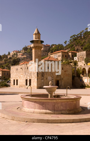 Periodo ottomano città di Deir al-Qamar mostra Fakhreddine moschea della città e fontana, Chouf Montagne, Libano. Foto Stock