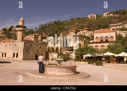 Periodo ottomano città di Deir al-Qamar mostra Fakhreddine moschea della città e fontana, Chouf Montagne, Libano. Foto Stock