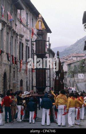 Umbria - Gubbio (PG), la Corsa dei Ceri. Sfilata di candele prima della gara. Foto Stock