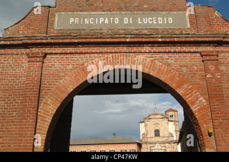 Piemonte Parco Regionale delle foreste di partecipazione in tre. Lucedio (già abbazia benedettina), villaggio di Trino (VC). Abbazia di Santa Maria di Lucedio (già abbazia benedettina) Foto Stock