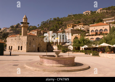 Periodo ottomano città di Deir al-Qamar mostra Fakhreddine moschea della città e fontana, Chouf Montagne, Libano. Foto Stock