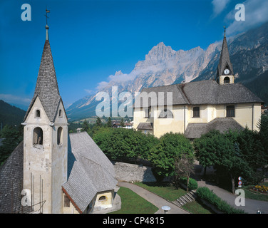 Veneto Dolomiti Boite San Vito di Cadore (Bl). La chiesa parrocchiale dei Santi Vito, Modesto Crescentia, Chiesa della Beata Vergine della Difesa Foto Stock