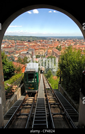 Piemonte - Biella. La funicolare (1885) che collega la parte inferiore della città (chiamato il piano) al borgo medievale di Piazzo Foto Stock