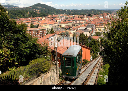 Piemonte - Biella. Funicolare (1885) che collega la parte inferiore della città (chiamato il piano) al borgo medievale di Piazzo Foto Stock