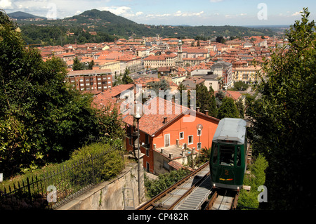 Piemonte - Biella. Funicolare (1885) che collega la parte inferiore della città (chiamato il piano) al borgo medievale di Piazzo Foto Stock