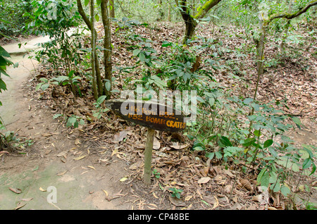 Il Vietnam, Cu Chi. ben duoc, 200 km lungo il tunnel sotterraneo complesso utilizzato durante la guerra del Vietnam. b52 al cratere di una bomba. Foto Stock