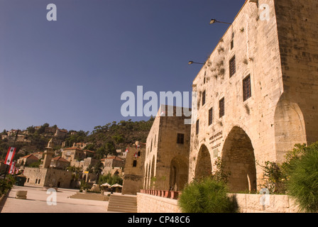 Periodo ottomano città Deir al-Qamar mostra piazza principale, fontana, statua dell ex presidente Camille Chamoun & Marie Baz Wax Museum Foto Stock