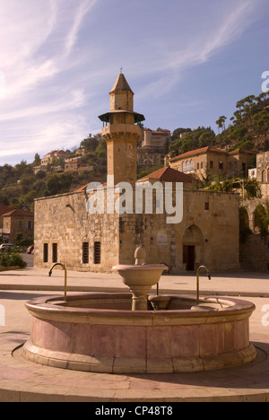 Periodo ottomano città di Deir al-Qamar che mostra la piazza principale, fontana & Fakhreddine la moschea, Chouf Montagne, Libano. Foto Stock