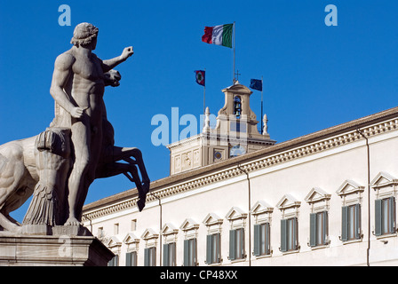 Dettaglio del Palazzo del Quirinale e Dioscuri Statua in Piazza del Quirinale. Roma, Italia Foto Stock