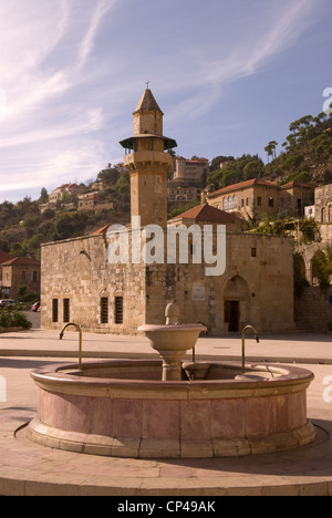Periodo ottomano città di Deir al-Qamar che mostra la piazza principale, fontana & Fakhreddine la moschea, Chouf Montagne, Libano. Foto Stock