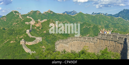 A 2 foto panoramiche di cucitura di un gruppo di turisti sventolando presso la sezione Jinshanling della Grande Muraglia Cinese. Foto Stock