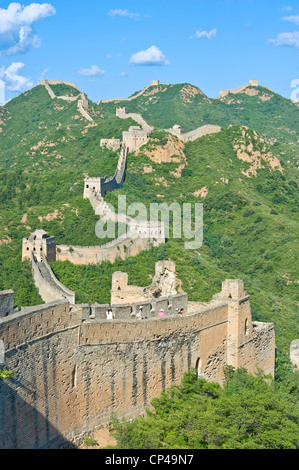 Un gruppo di 5 turisti a piedi sulla sezione Jinshanling della Grande Muraglia Cinese. Foto Stock