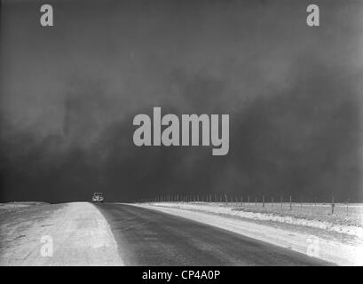 Nero pesante di nubi di polvere con un incremento di oltre il Texas Panhandle. Marzo 1936 foto di Arthur Rothstein. Foto Stock