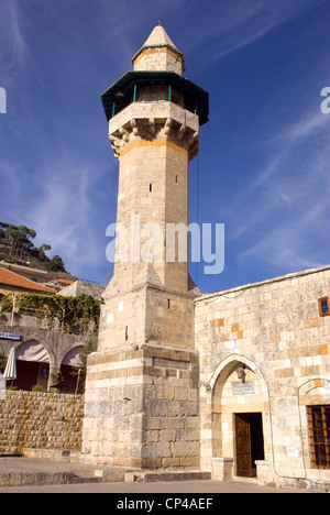 Fakhreddine moschea del minareto & nel periodo ottomano città di Deir al-Qamar, Chouf Montagne, Libano. Foto Stock