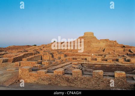 Pakistan - Sind - Mohenjo-daro, rovine archeologiche (un sito del Patrimonio Culturale Mondiale dell UNESCO, 1980). Lo stupa e la vasca da bagno. Foto Stock