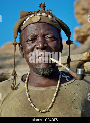Un uomo e il suo tubo nella contea di Dogon del Mali. Foto Stock