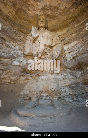 Uno dei bodhisattva (Buddah statua) nel 'Grotta con tre piedi Buddahs' (Grotta 18) presso le grotte di Yungang. Foto Stock