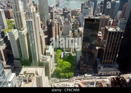 San Paolo Cappella, centro e la parte inferiore di Manhattan edifici visto da un World Trade Center di New York Foto Stock