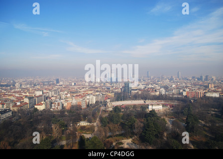 Panoramica vista aerea di Milano dalla Torre Branca, Lombardia, Italia Foto Stock