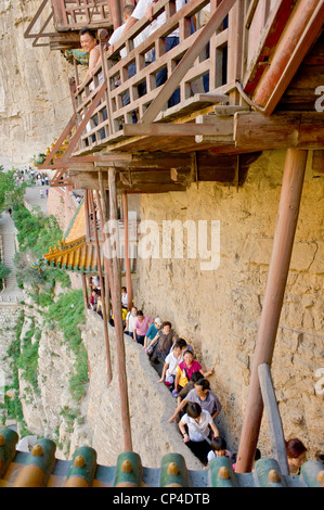 I turisti a piedi lungo i camminamenti precaria presso il Tempio di appendere o appendere Monastero nei pressi di Datong. Foto Stock