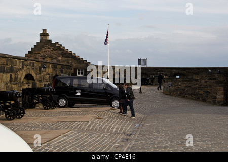 I cannoni a mezza luna batteria dentro il castello di Edimburgo e van con turisti accanto ad essa ispezionando il cannone posizioni Foto Stock