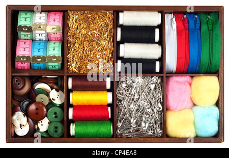 Assortimento di diversi materiali di sartoria (nastro-misurare,spille di sicurezza, aghi,zip,i pulsanti,spivels,i thread e i cotoni) in vi Foto Stock