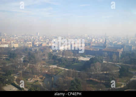 Panoramica vista aerea di Milano dalla Torre Branca, Lombardia, Italia Foto Stock