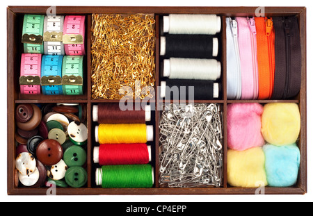 Assortimento di diversi materiali di sartoria (nastro-misurare,spille di sicurezza, aghi,zip,i pulsanti,spivels,i thread e i cotoni) in vi Foto Stock