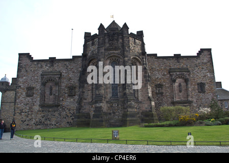 Vista laterale del memoriale di guerra nel Castello di Edinburgo - Scottish National War Memorial lungo con un giardino nella parte anteriore. Foto Stock